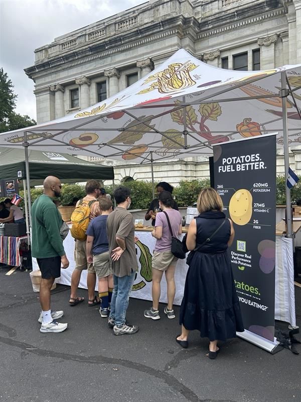 USDAファーマーズマーケットで全国ジャガイモ月間を祝うイベントでPotatoes USAのVegUプログラムが紹介される