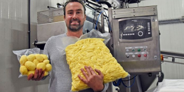 Farmer Marijn delivers fries directly from his yard