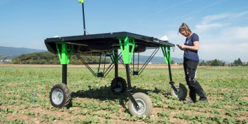 Automation and digitalization are changing agriculture in a sustainable way. The field robots in particular were the focus at a transnational research meeting at Agroscope.