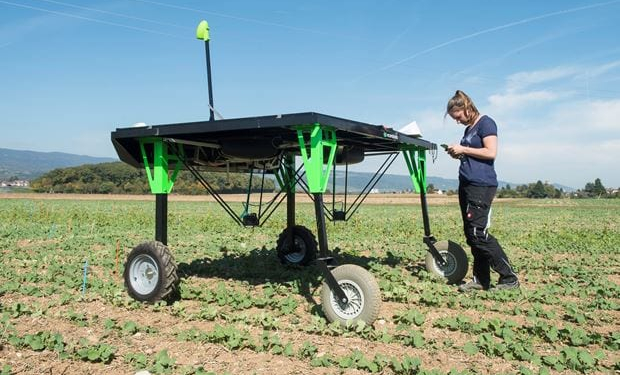 Automation and digitalization are changing agriculture in a sustainable way. The field robots in particular were the focus at a transnational research meeting at Agroscope.