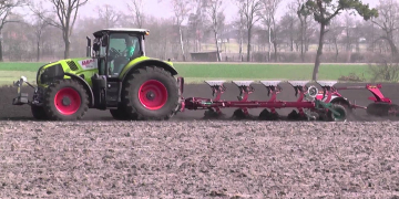 Technology vs. Experience: automatic plow adjustment Claas CEMOS.