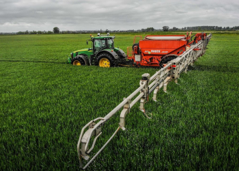 pneumatic fertilizer spreader