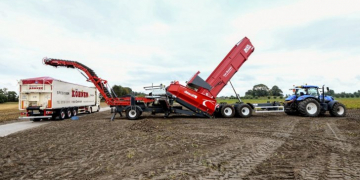 Dewulf launches new transfer combi – the Field Loader 240 at potato event in Westmaas