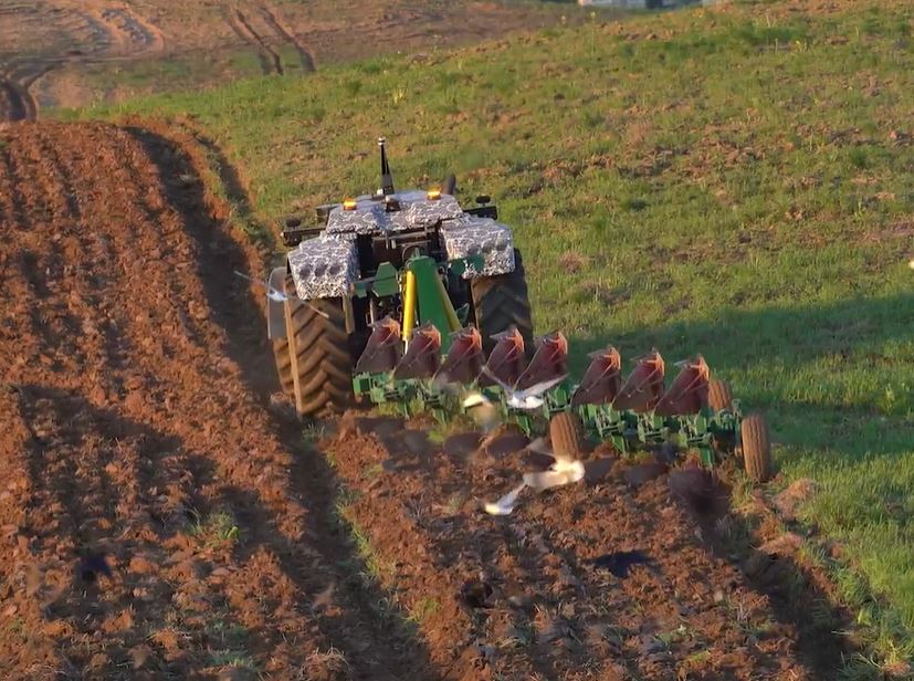 देखें कि पहला बेलारूसी मानवरहित ट्रैक्टर BELARUS і3523і हल कैसे करता है