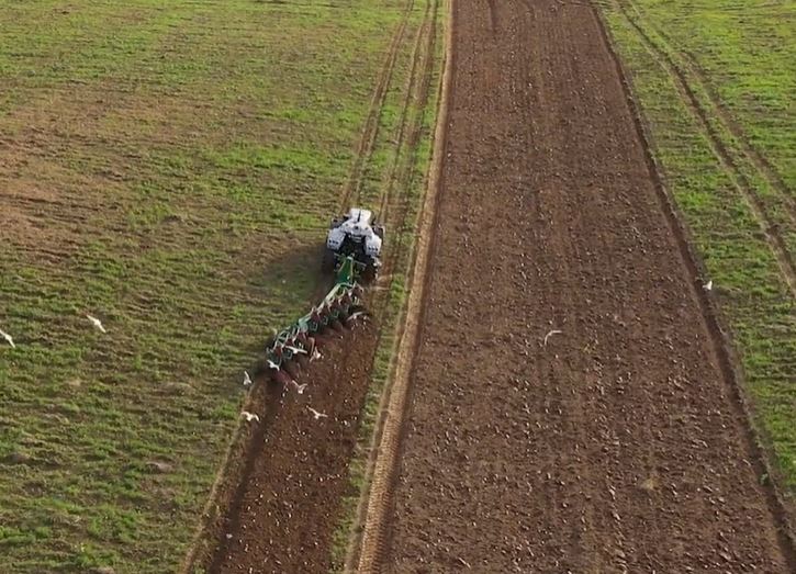 देखें कि पहला बेलारूसी मानवरहित ट्रैक्टर BELARUS і3523і हल कैसे करता है