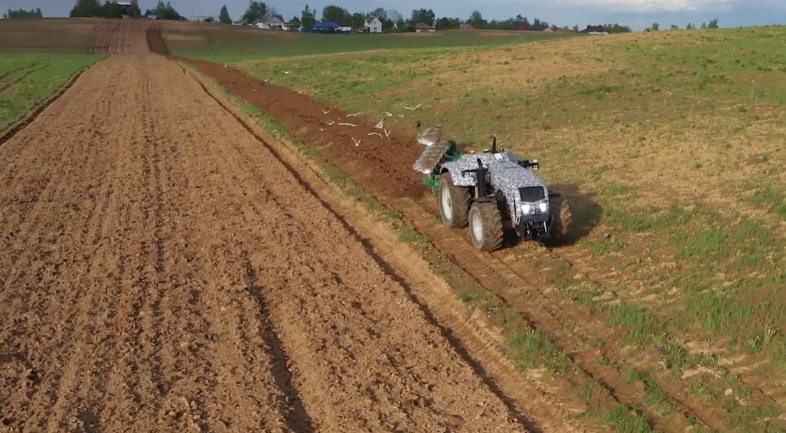 देखें कि पहला बेलारूसी मानवरहित ट्रैक्टर BELARUS і3523і हल कैसे करता है