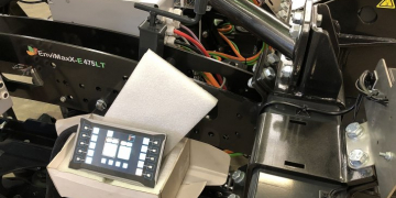 REMA has developed a 48 Volt fully electrically driven potato haulm puller / root cutter