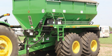 Fertilizer spinner spreaders for row crops: myths