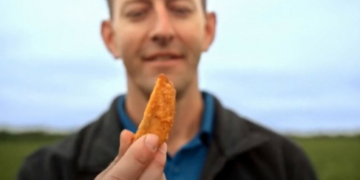 Mary Brown restaurant brand ‘shows its love’ to Manitoba potato farmers