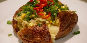 How to Make Perfectly Baked Jacket Potatoes: A Delicious Side Dish for Barbecue Meals