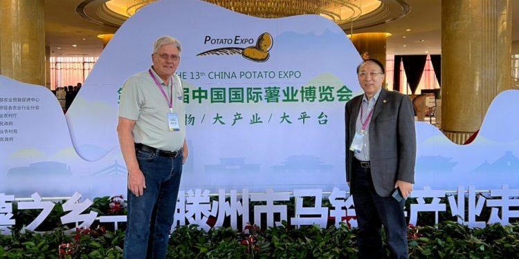 WPC President Peter VanderZaag, and Mr. Xiaoping Lu, WPC International Advisor and retired
Director of the CIP-China Centre for Asia and Pacific (CCCAP).