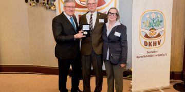 Highest award for Dieter Tepel at the 18th International Berlin Potato Evening of the DKHV