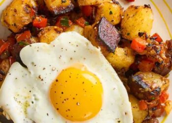 Country-Style Potatoes: A Nostalgic One-Pan Recipe for Breakfast or Dinner