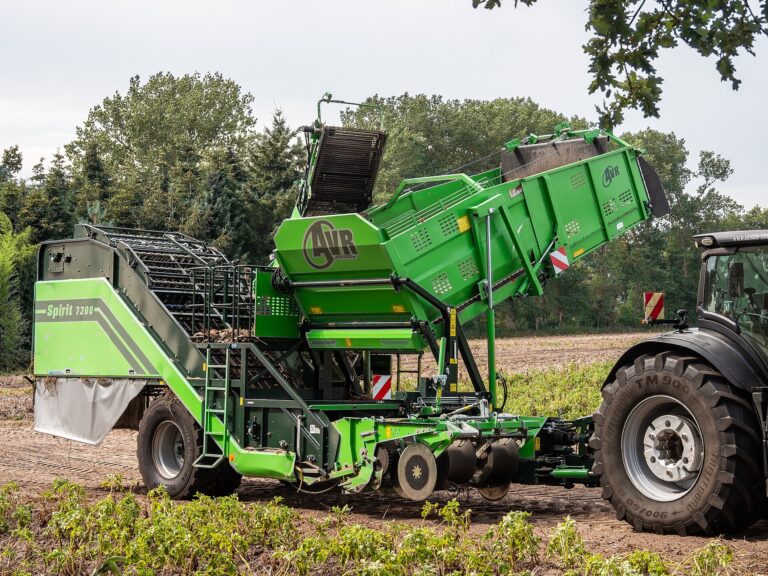 Germany: Potato Harvest Splits North–South as Farm Reports Range From 3 to 58.5 t/ha 3 Two-row potato harvester working in a German field