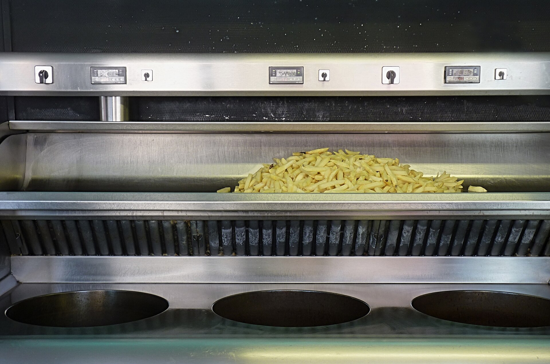 Pommes frites i en frityrgryte