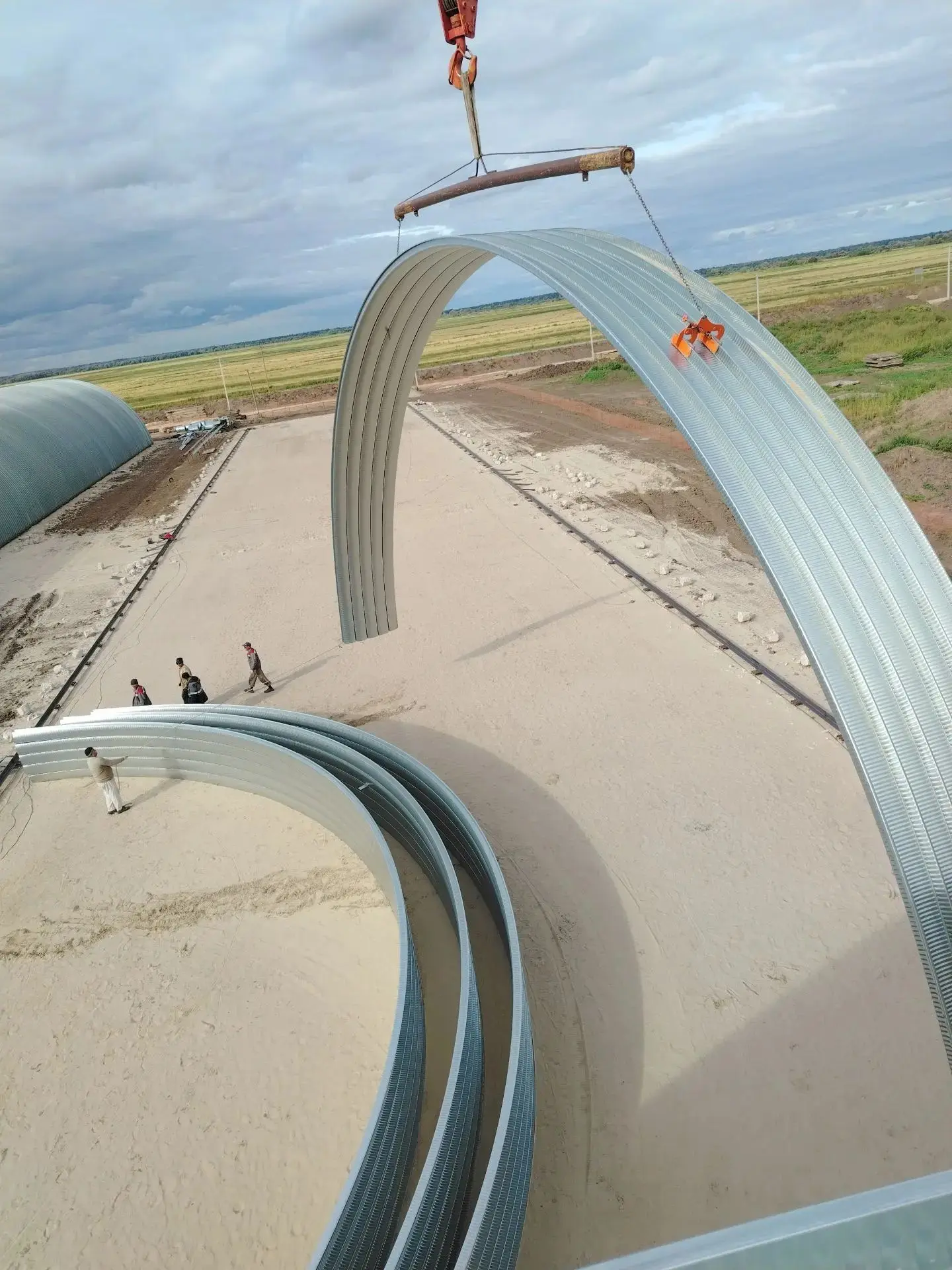 Process of erecting an arched hangar: installation of profiled sections
