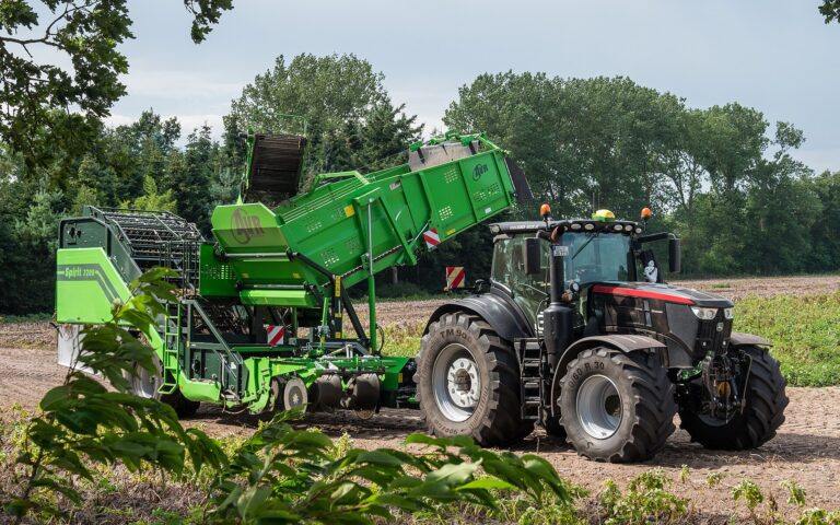 Netherlands: Ware Potato Harvest Falls 27% While Contract Prices Drop Up to 25% 2 Potato harvest with a tractor and trailed harvester in Ammerland, north-west Germany, near the Dutch border