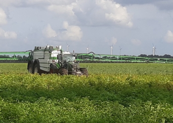 Yon pulverizatè nan yon jaden pòmdetè nan Peyi Ba yo, pa ekipman Croptimal.