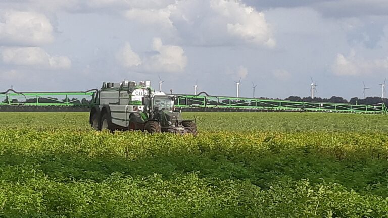 En spruta i ett potatisfält i Nederländerna, inte Croptimal-utrustning