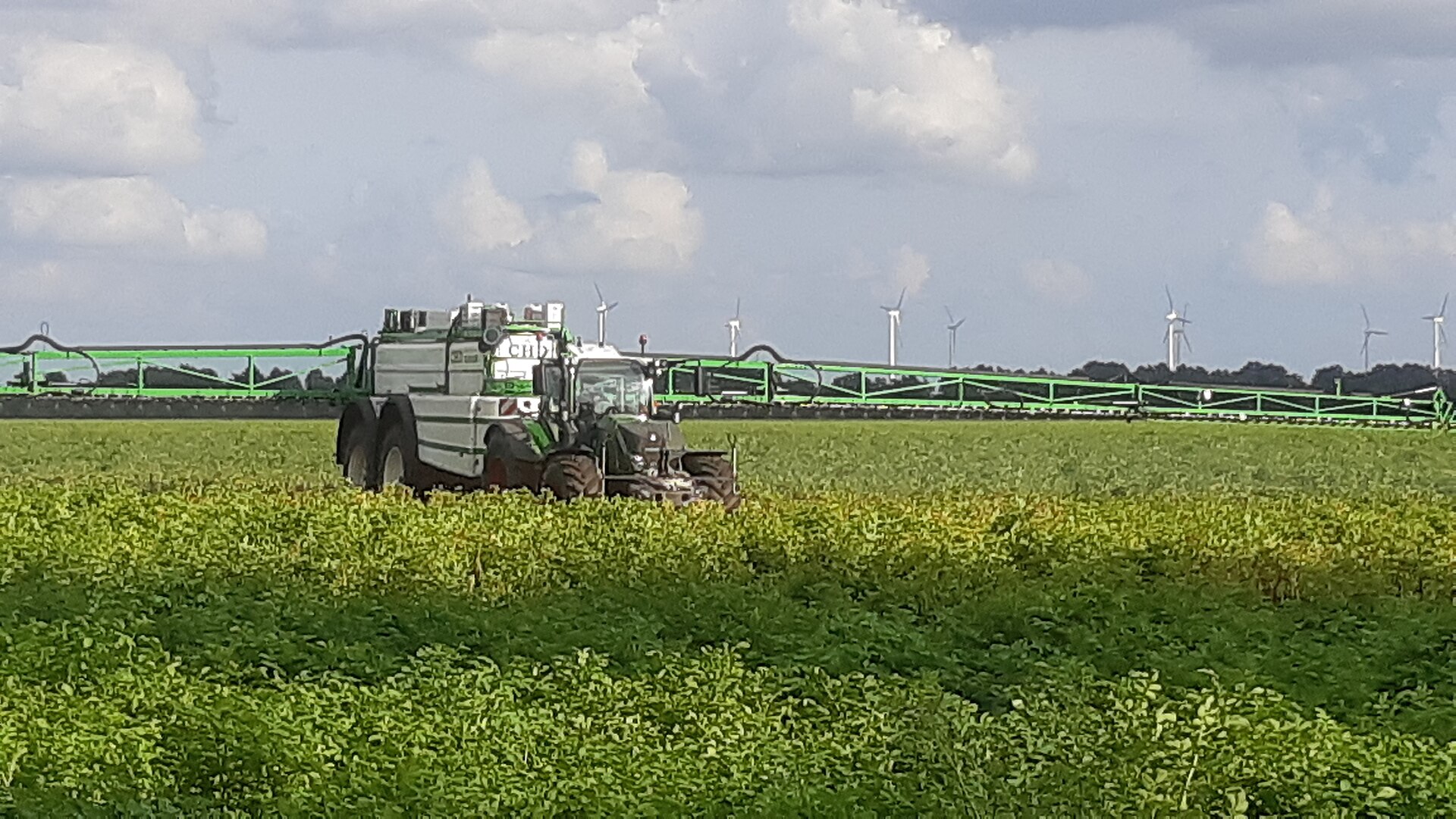 Нидерландыдағы картоп алқабындағы Croptimal жабдығы емес, шашыратқыш