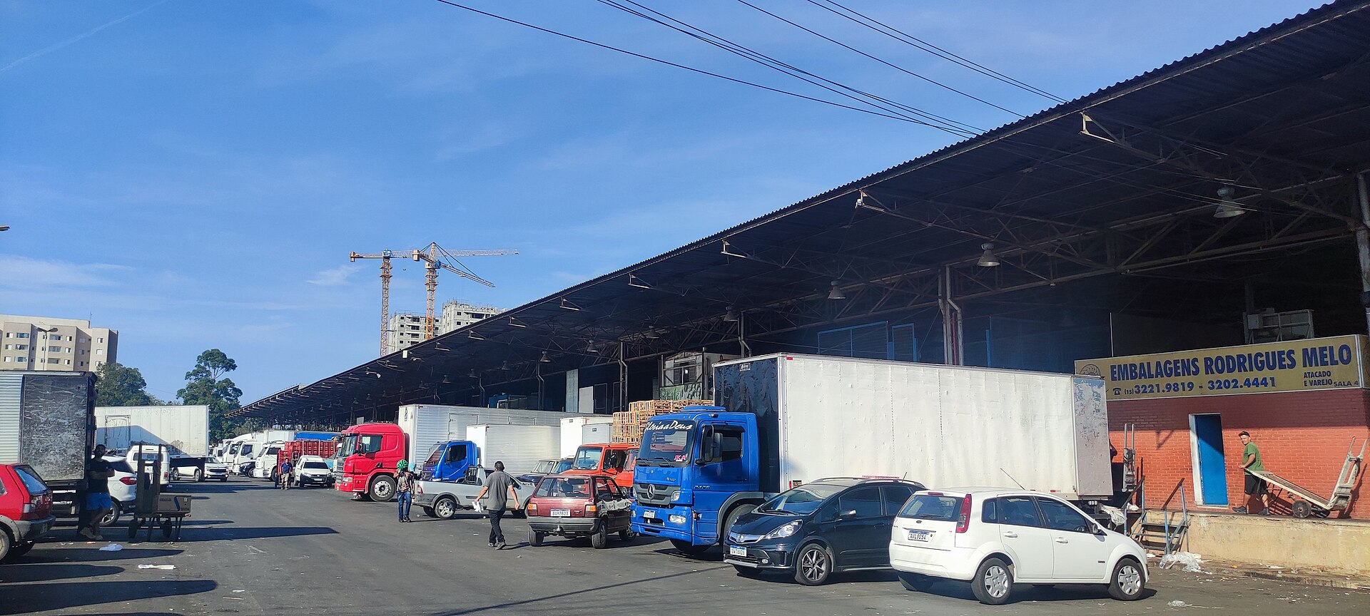 Foto mostra estacionamento e parte de armazém