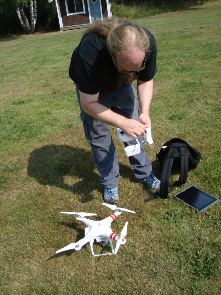 Russia: agricultural inspectors gain right to use drone data in land control from 1 October 1 Квадрокоптер DJI Phantom в полёте, Швеция