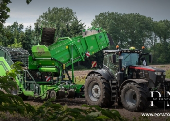 Трактор John Deere бо комбайни картофелеуборочным AVR Spirit 7200, Аммерланд, Германия