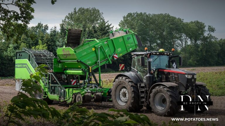Трактор John Deere с картофелеуборочным комбайном AVR Spirit 7200, Аммерланд, Германия