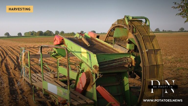 Cosechadora de patatas en un campo cosechado en Alemania.