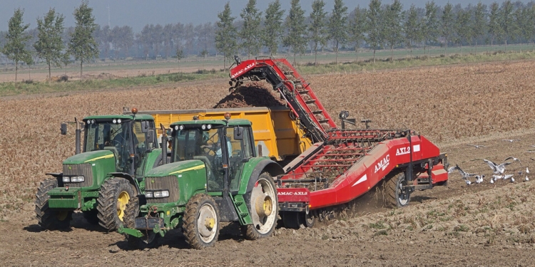 potato harvester aardappelrooier