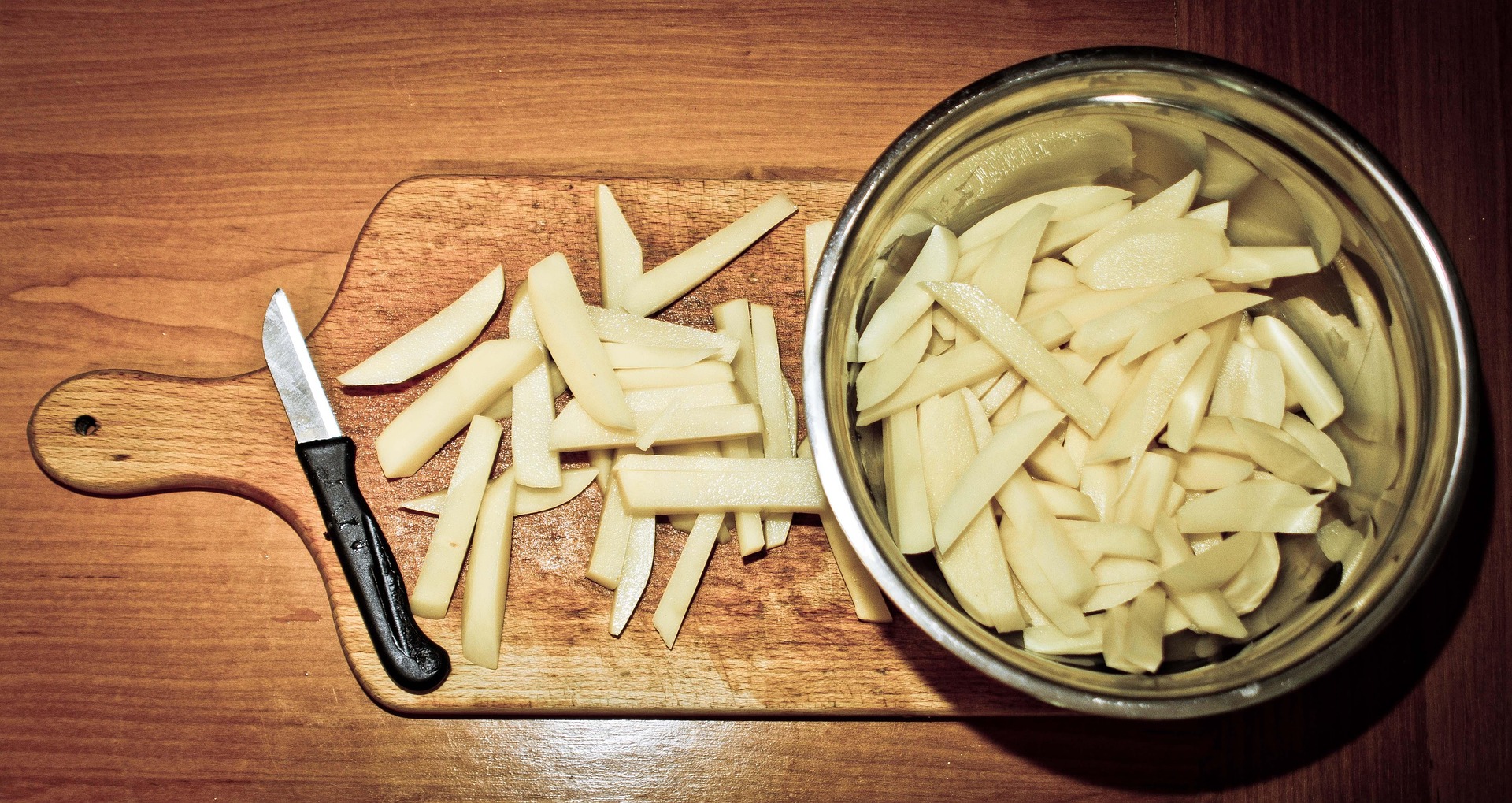 Нарезанный картофель для фри