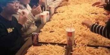 “Want to Share Some Fries?” The ‘Gam-twi Meeting’ Trend Captures a Generation Seeking Light Connections