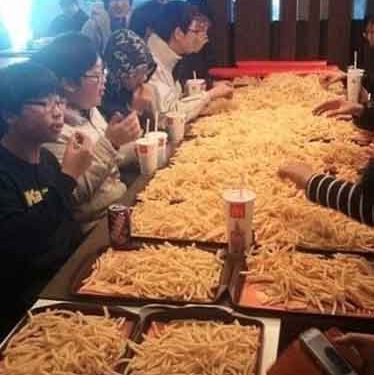 “Want to Share Some Fries?” The ‘Gam-twi Meeting’ Trend Captures a Generation Seeking Light Connections