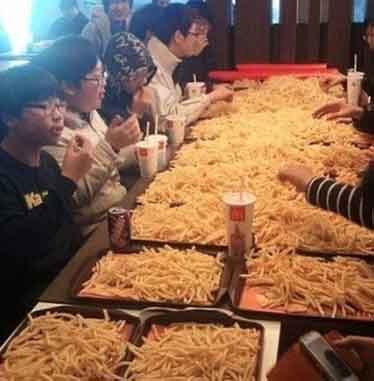 "Want to Share Some Fries?" The 'Gam-twi Meeting' Trend Captures a Generation Seeking Light Connections 42 “Want to Share Some Fries?” The ‘Gam-twi Meeting’ Trend Captures a Generation Seeking Light Connections