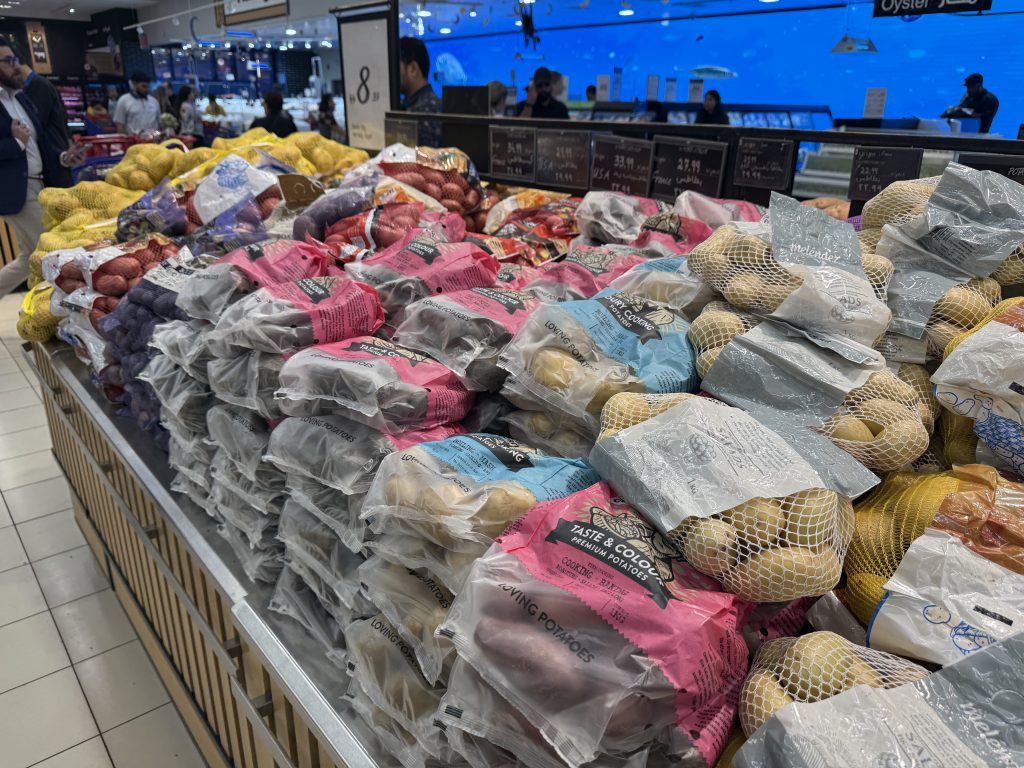 رفوف عالمية: كيف يُعيد قطاع التجزئة في الإمارات العربية المتحدة تعريف فئة البطاطس من سلعة أساسية إلى سلعة فاخرة